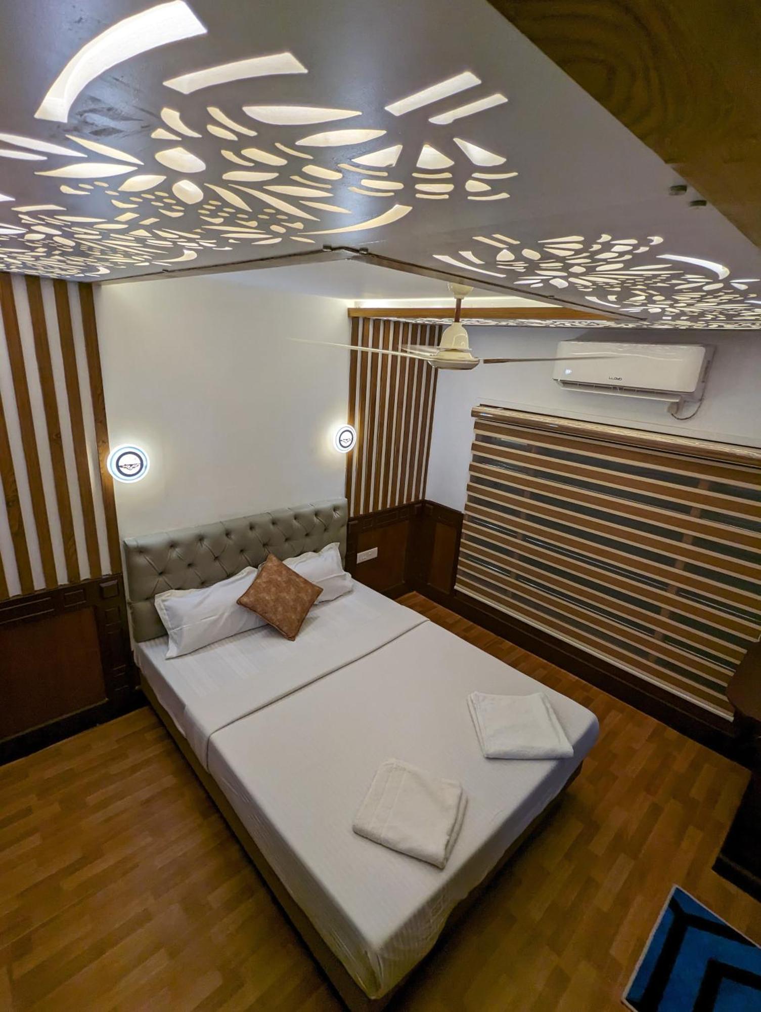 Grand Villa Houseboat 库玛拉孔 外观 照片
