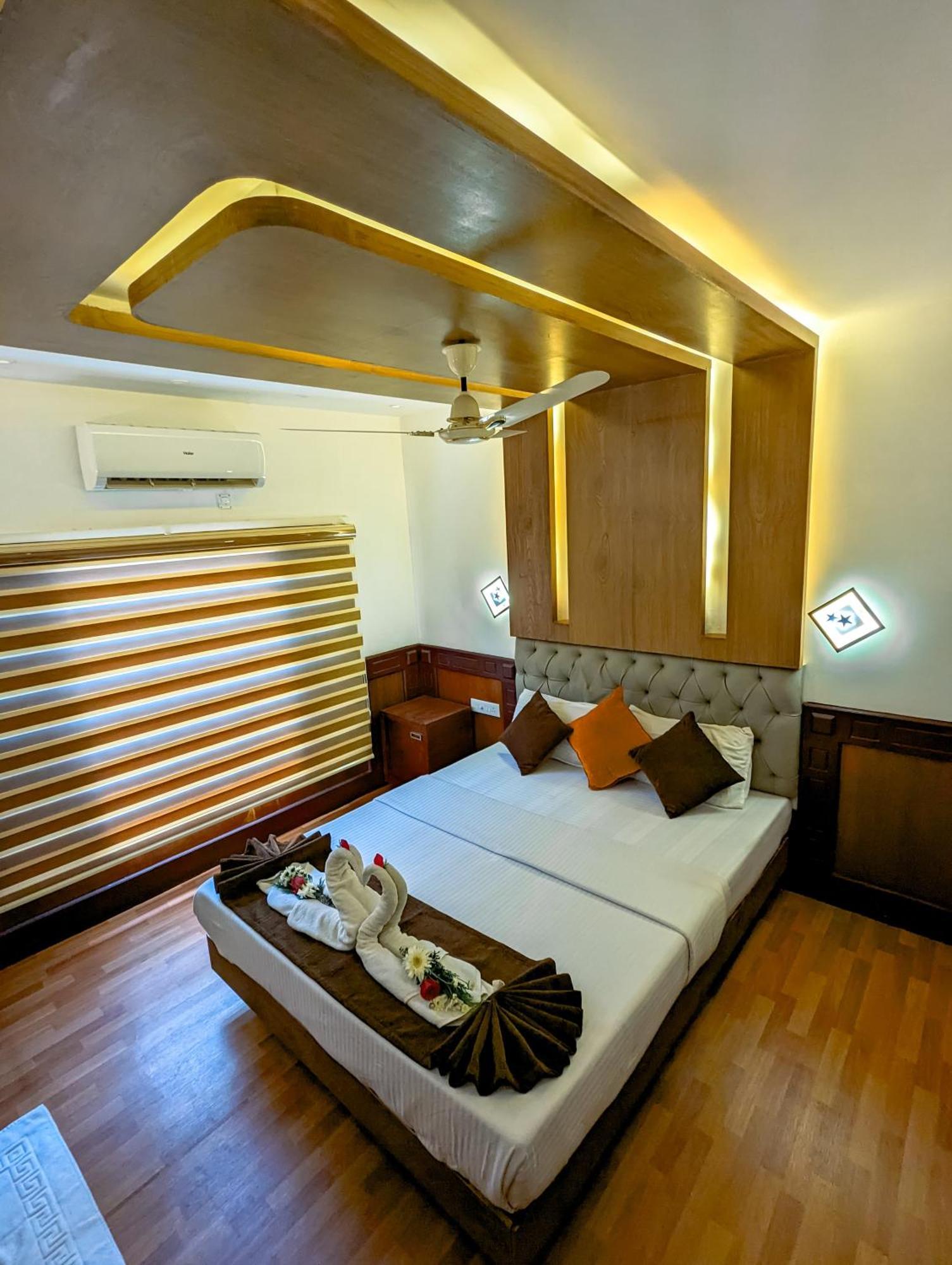 Grand Villa Houseboat 库玛拉孔 外观 照片